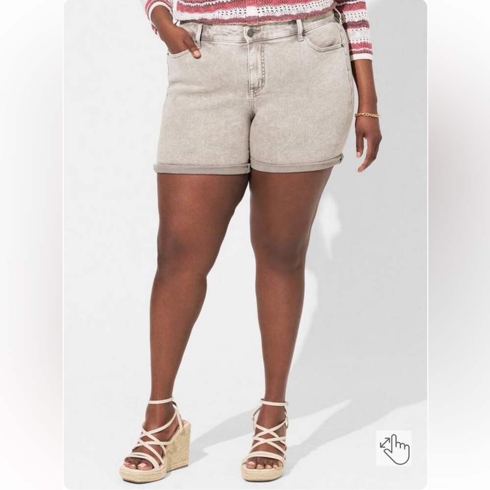Torrid 5 Inch Boyfriend Vintage Stretch Mid-Rise Short